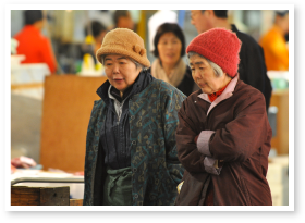 魅力その二　熱気と会話のあふれる市場